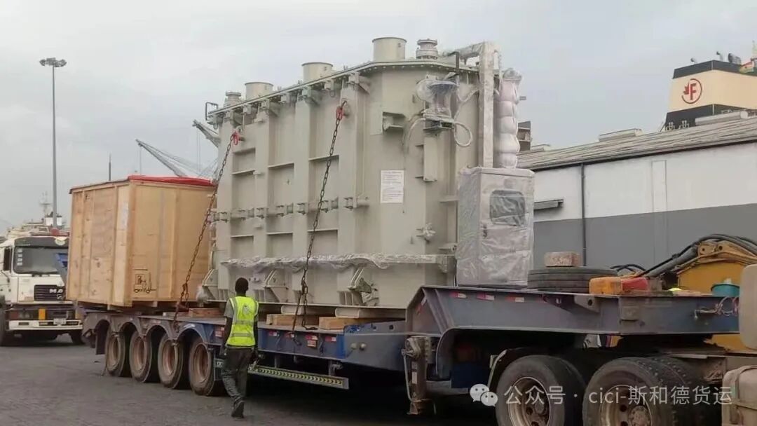 Transformer and wooden crates dispatched on a multi-axle trailer for West Africa inland logistics